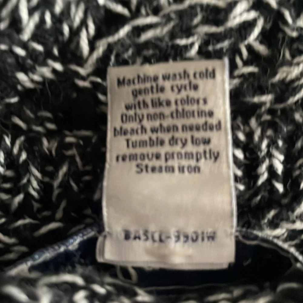 Bass Ladies XS salt & peppered knit sweater. Used but in beautiful condition.